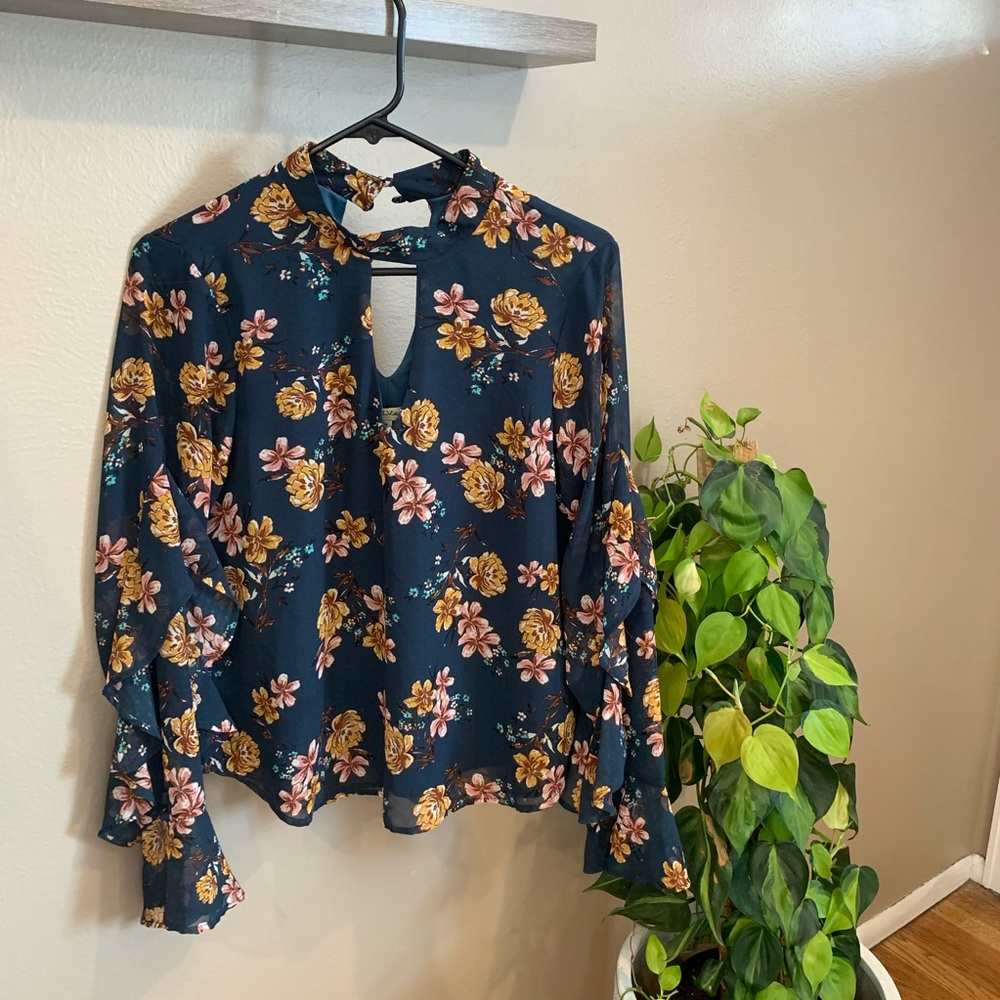 🥰 $10 - White Floral Blouse (M)
